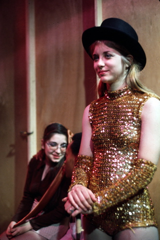 89-1972boxcarousel